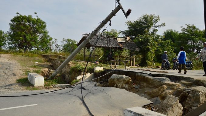 A small section of the ruptured fault from the Palu earthquake. Credit: ©2018 European Union/Pierre Prakash/CC BY-NC-ND 2.0